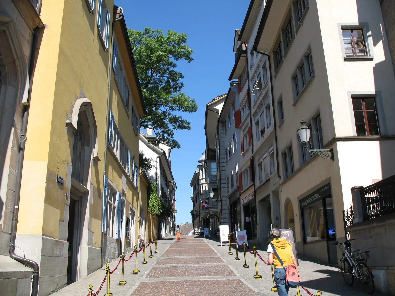 Eine abgesperrte Gasse mit Kordeln, wie der Eingang zu einer Attraktion.