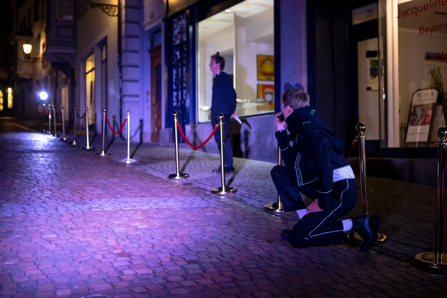 Eine nächtliche Altstadtgasse, mit roten Kordeln abgesteckt wie ein Wartebereich.